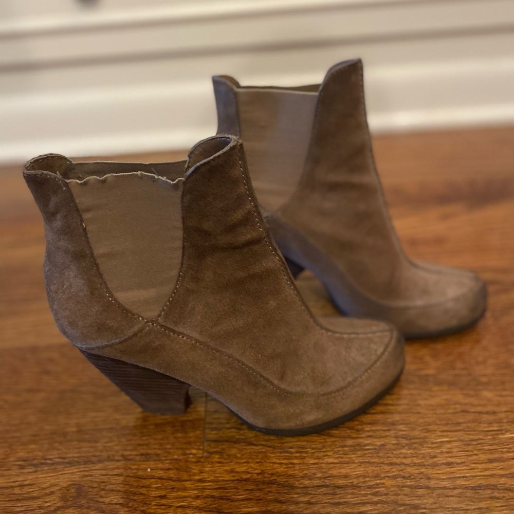 Max Studio boots tan colored with heal worn once size 6